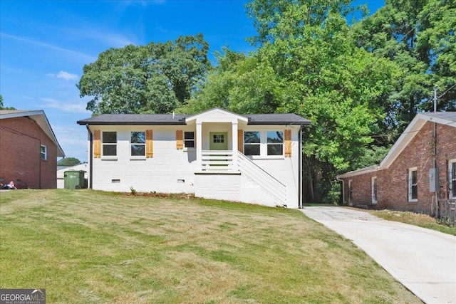 view of front of home featuring a front lawn