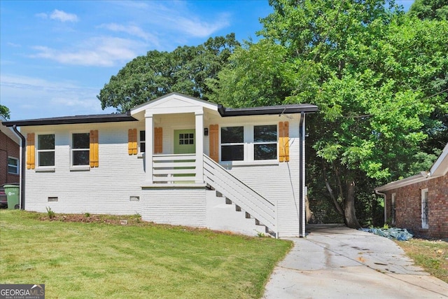 view of front facade with covered porch and a front yard