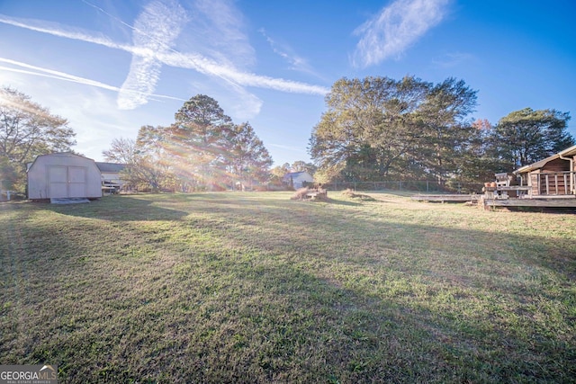 view of yard featuring a storage shed