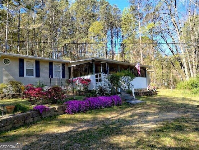 ranch-style house featuring a front yard