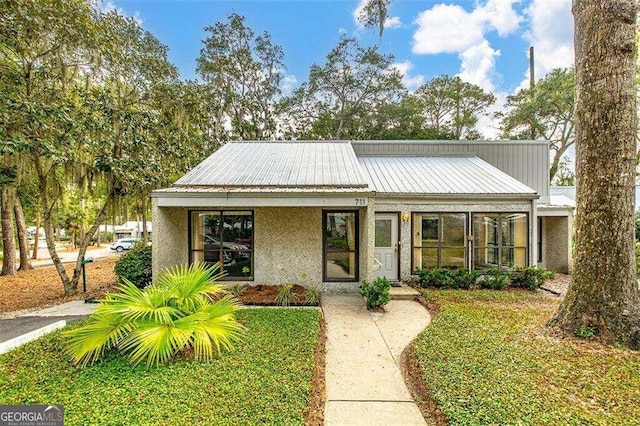 bungalow-style house featuring a front yard