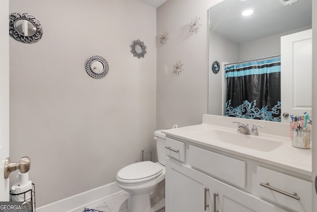 bathroom featuring a shower with shower curtain, vanity, and toilet