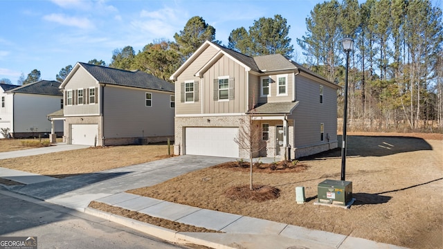 view of front property featuring a garage