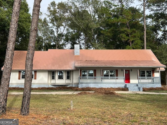 view of front of property with a porch and a front yard