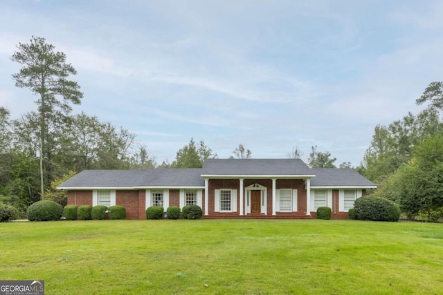 ranch-style home featuring a front lawn