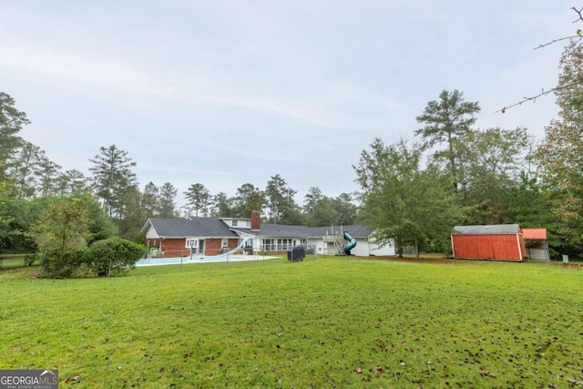 view of yard featuring a storage shed