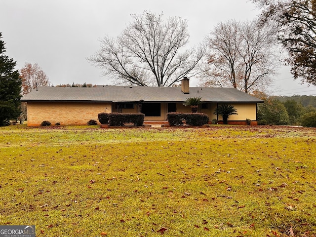 view of front of house with a front lawn