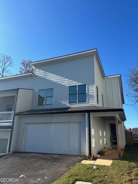 view of front facade with a garage