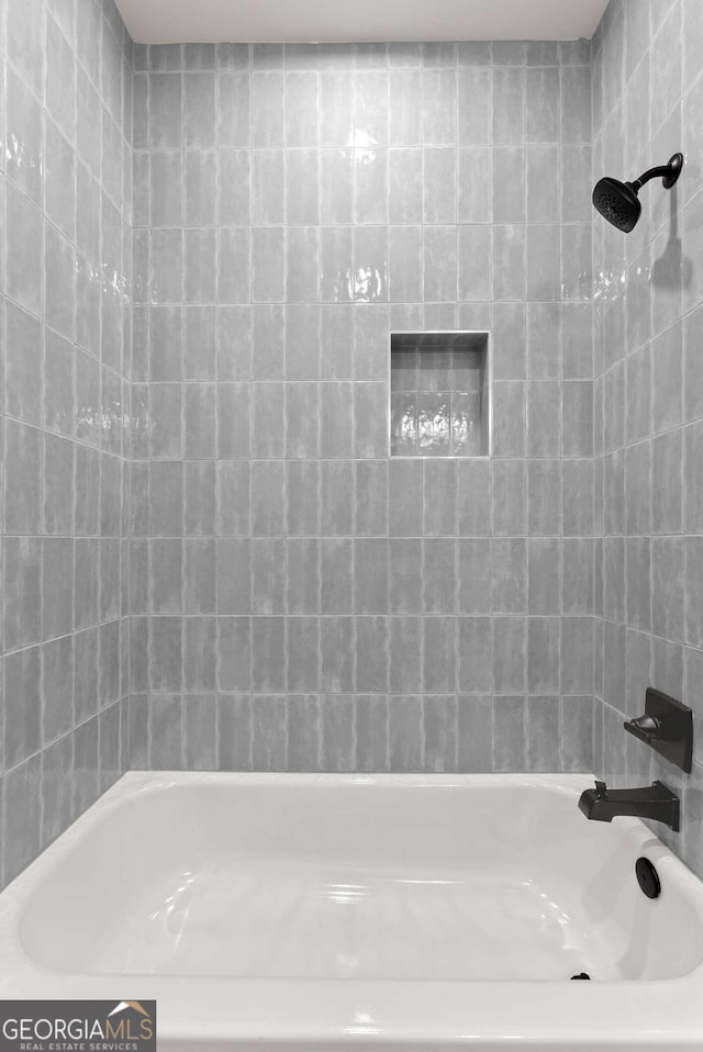 bathroom with tiled shower / bath