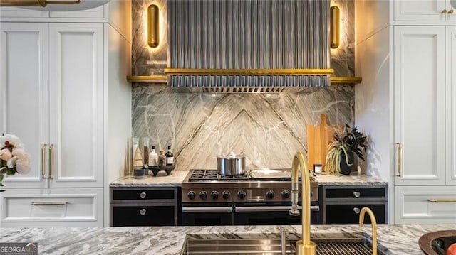 bar with tasteful backsplash, wall chimney exhaust hood, and range with two ovens