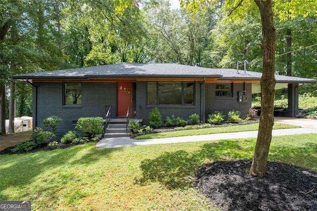 single story home featuring a front lawn