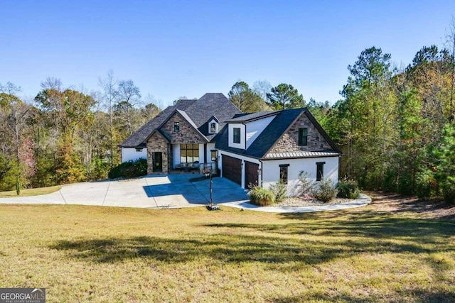 view of front of property featuring a front lawn