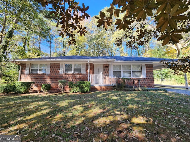 single story home with a front lawn