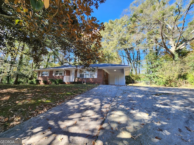 view of front facade featuring a front lawn and a carport