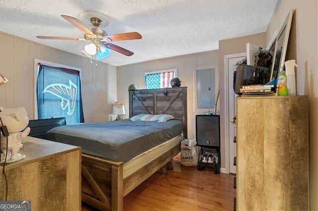 bedroom featuring a textured ceiling, hardwood / wood-style flooring, and ceiling fan