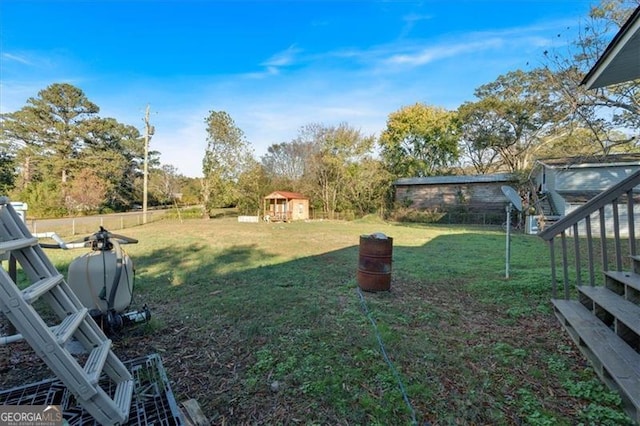 view of yard with an outbuilding