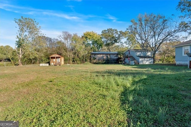 view of yard featuring a storage shed