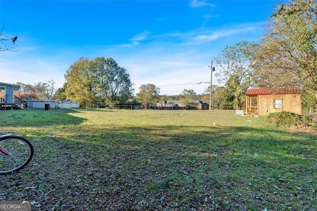 view of yard featuring a storage shed