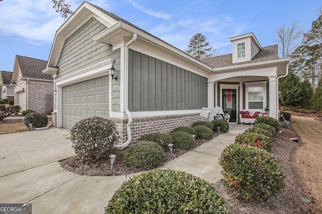 view of front of house featuring a porch and a garage