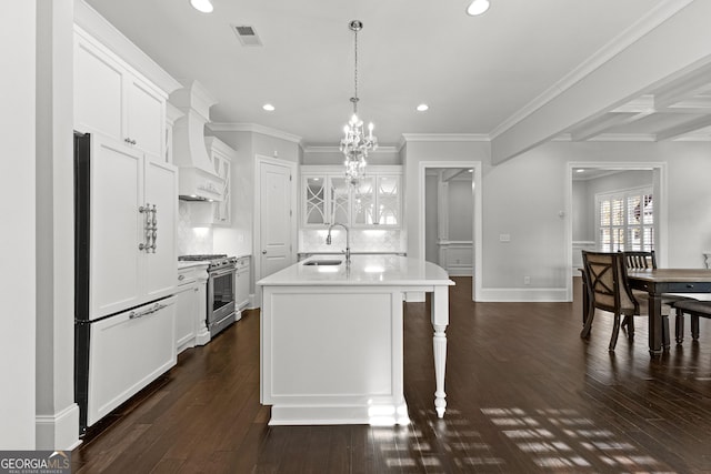 kitchen with sink, high quality appliances, an island with sink, and dark wood-type flooring