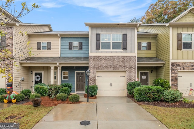 townhome / multi-family property featuring a garage