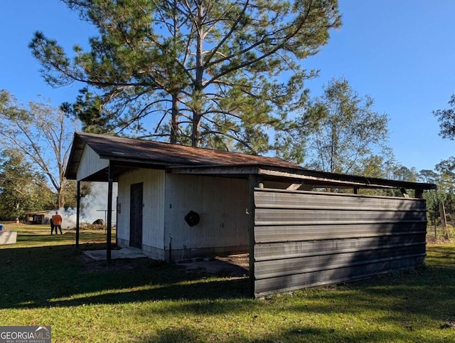 view of outbuilding featuring a lawn