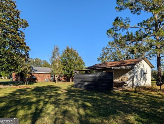 view of yard with an outdoor structure