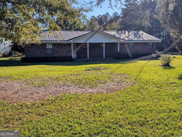 view of front facade with a front yard