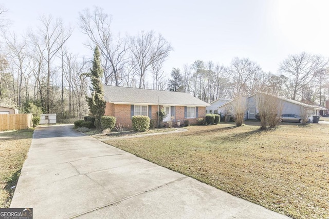 ranch-style home featuring a front lawn