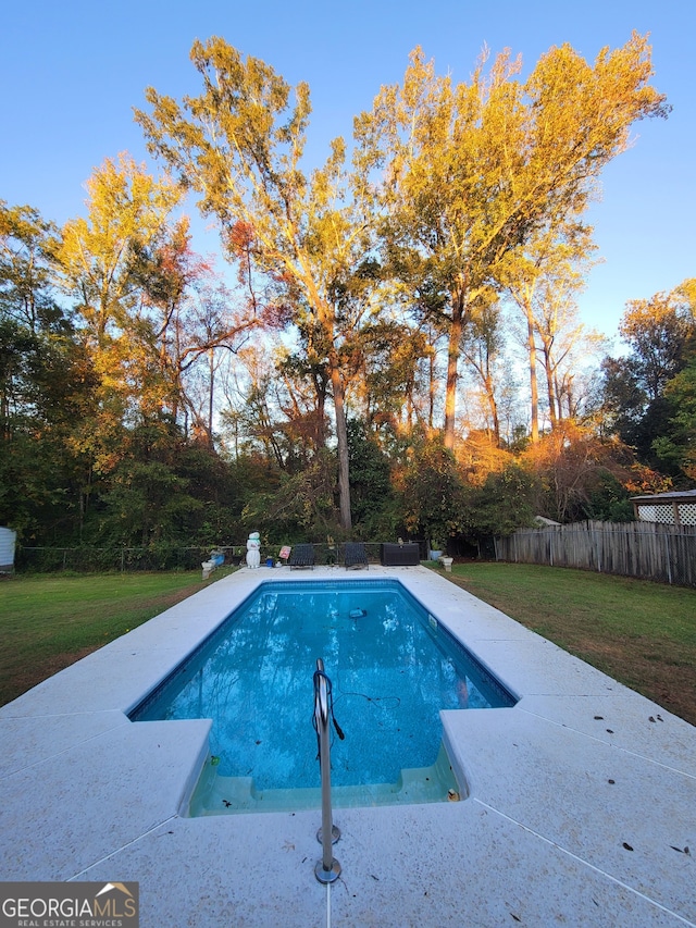 view of pool featuring a yard