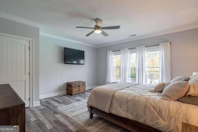 bedroom with ceiling fan, crown molding, and hardwood / wood-style flooring