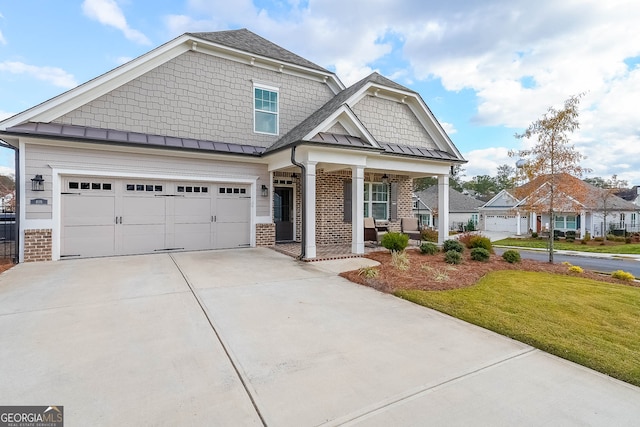 craftsman inspired home featuring a front yard and a porch