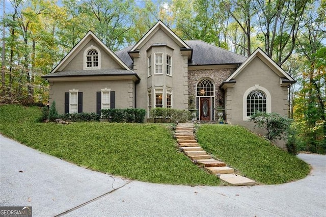 view of front facade with a front yard