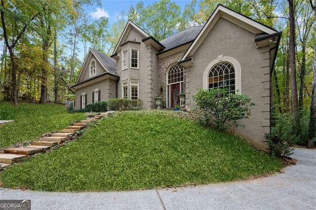 view of front facade with a front yard