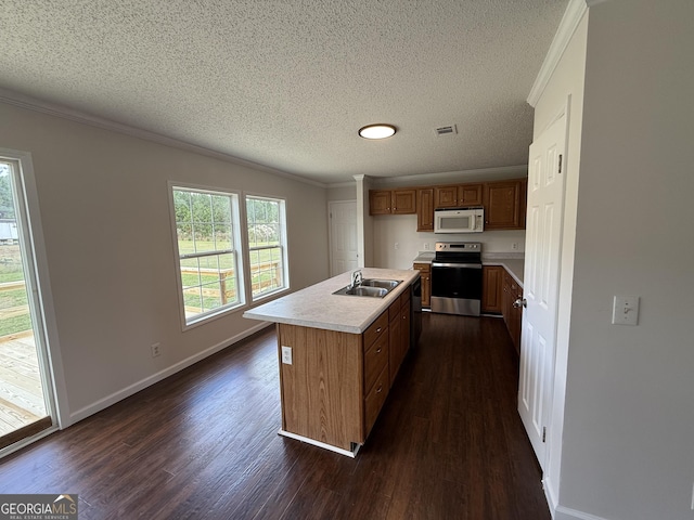 kitchen featuring sink, dark wood-type flooring, stainless steel range with electric cooktop, and an island with sink