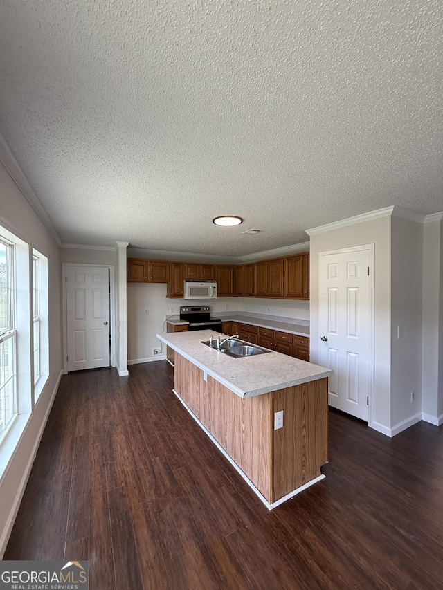 kitchen featuring a textured ceiling, dark hardwood / wood-style flooring, a center island with sink, and electric range