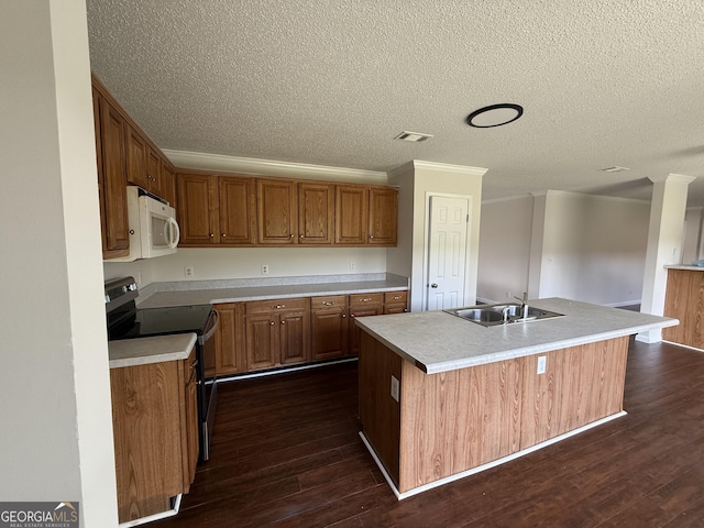 kitchen featuring a textured ceiling, a kitchen island with sink, sink, electric stove, and dark hardwood / wood-style floors