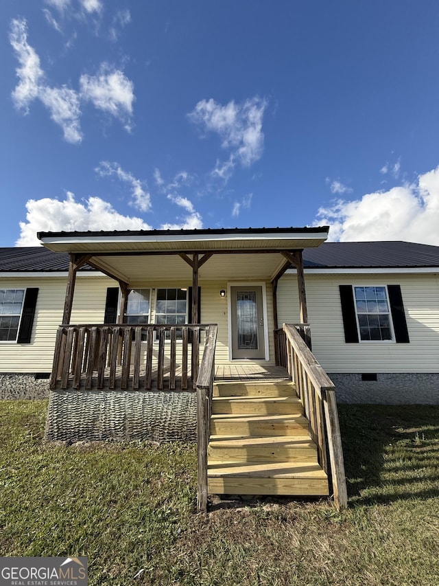 view of front of property featuring a porch and a front lawn