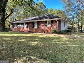 ranch-style home featuring a front lawn