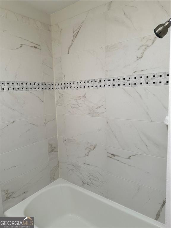 bathroom with tiled shower / bath