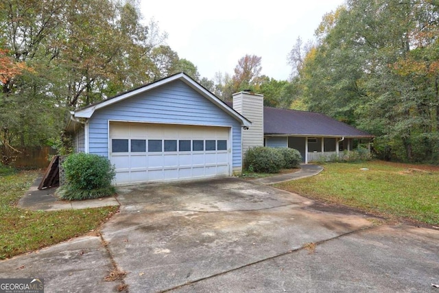 single story home featuring a front lawn