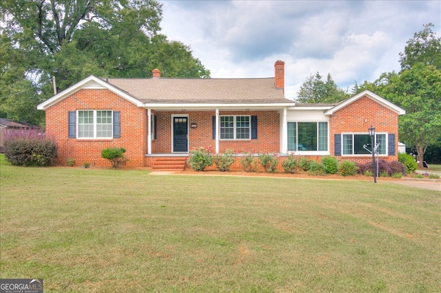 single story home featuring a front lawn