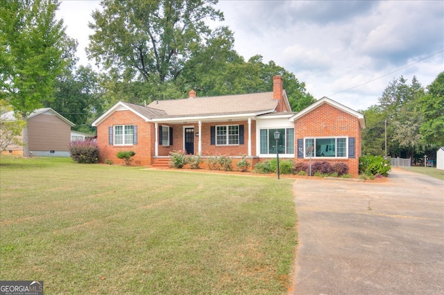 ranch-style house featuring a front yard