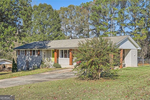 view of front of home with a front lawn