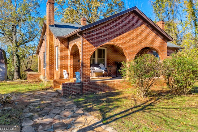 back of house featuring a lawn