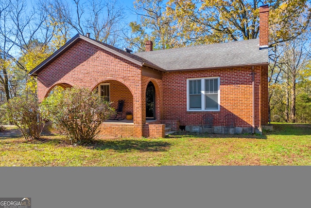 view of front of home featuring a front lawn