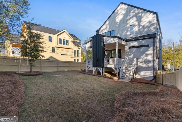 back of house featuring a lawn