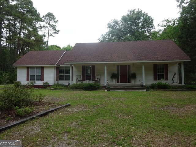 ranch-style house featuring a front yard