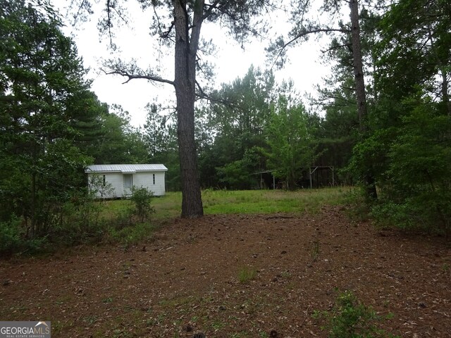 view of yard with an outbuilding