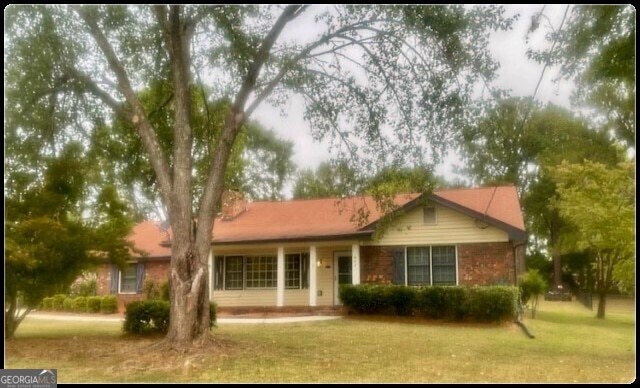 ranch-style home with a front yard